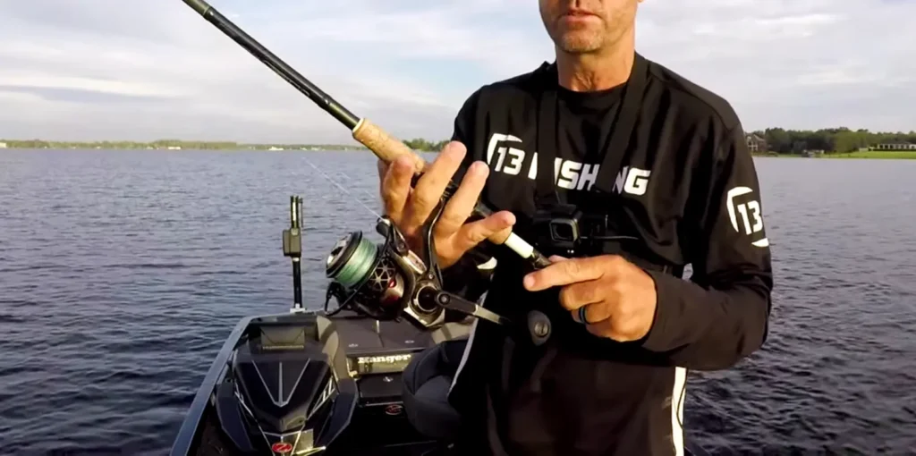 use dominant hand to grip fishing Rod
